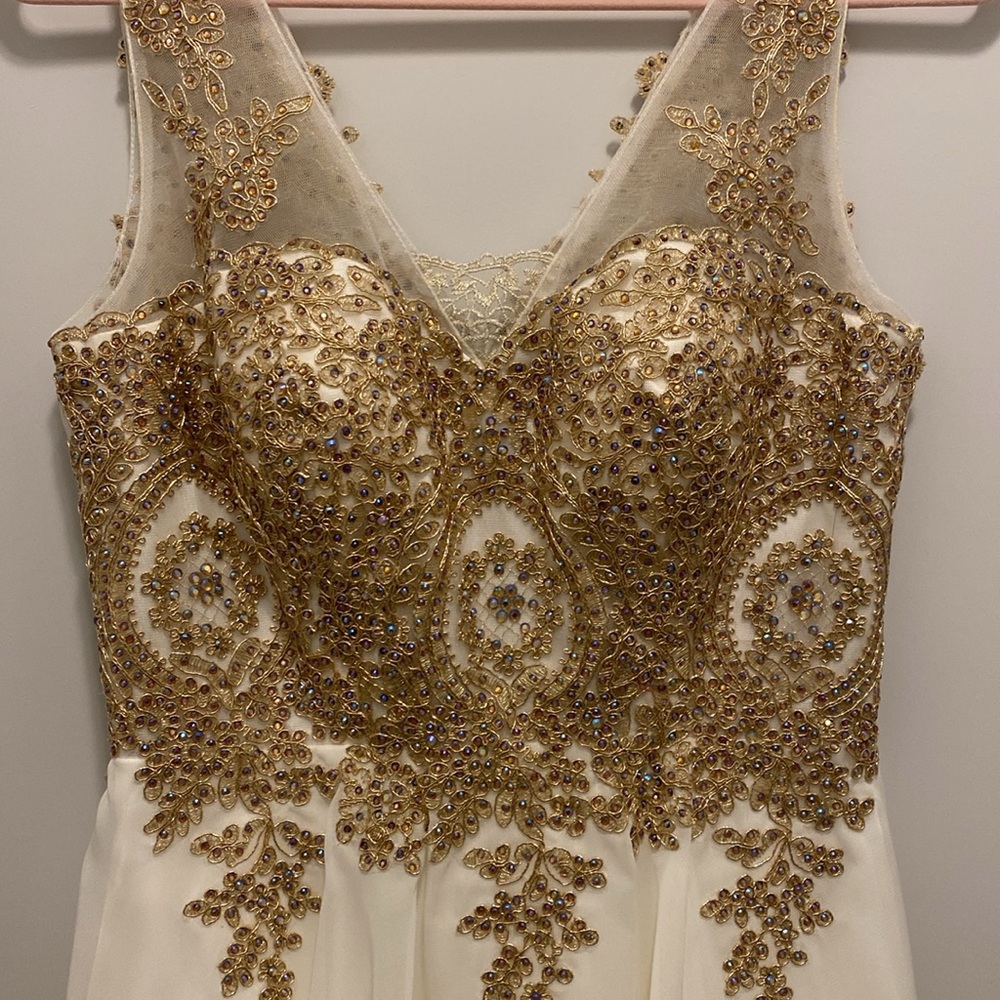 White and Gold appliqué homecoming dress, size 8 - Picture 3 of 4